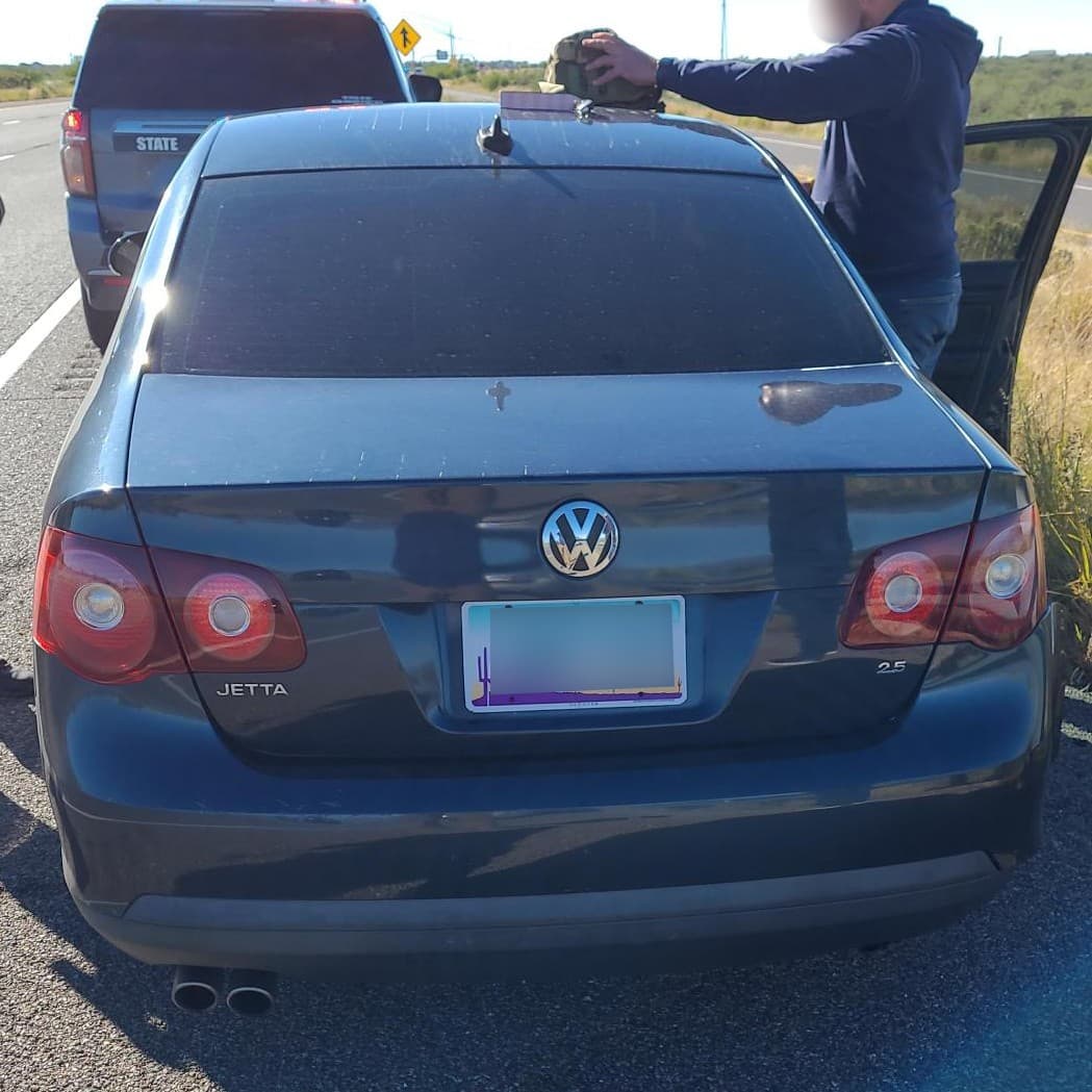 Intensa actividad de tráfico de indocumentados en el condado Cochise. Un agente de la estación de Willcox detuvo un sedán en la I-10 cerca de Benson y arrestó a un ciudadano estadounidense menor de edad que traficaba con cuatro migrantes mexicanos adultos. El jefe del sector Tucson, John Modlin, dijo que los agentes continúan encontrándo adolescentes reclutados por organizaciones criminales para el tráfico de migrantes.