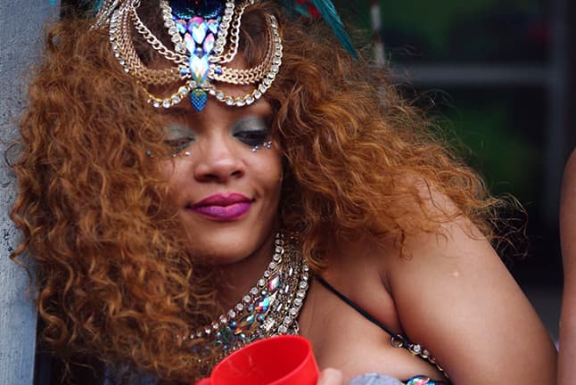 ¡Ah pobre Rihanna! Las copitas ya se le habían pasado un poquito.