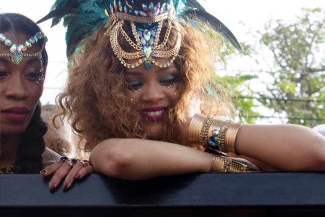 Cuando va a los carnavales de su país, goza cada momento.