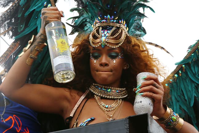 Ah pero qué aguante tiene la cantante para las copas... ya se había dejado ver cansada, y parece que otra vez ahí iba a servirse.