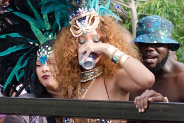 La barbadense remató diciendo: "En mi mente ella es un modelo a seguir, yo no". Y eso nos queda claro, pues a la intérprete de 'Umbrella' le encanta la fiesta y la polémica.