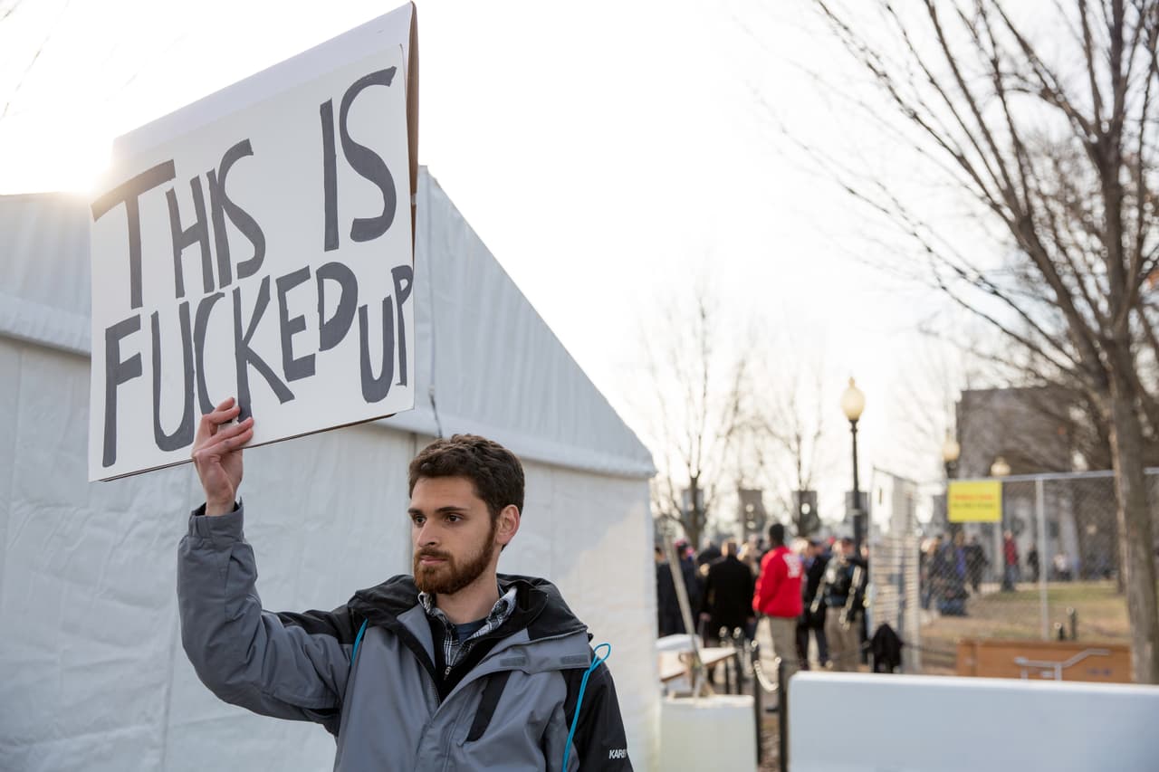 Un hombre protesta a la entrada del concierto.