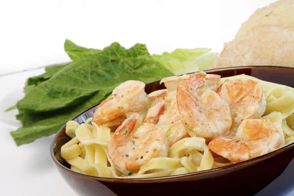 Ahora sí, añade la col, los fetuccini, ½ taza de caldo de carne o de pollo reducido en sodio, y ¼ taza de crema agria reducida en grasas.