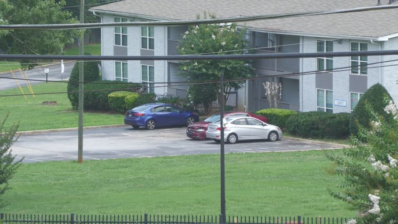 Niña de 7 años el cuerpo momificado encontrado en un armario de un departamento en el condado de DeKalb; mujer es detenida 