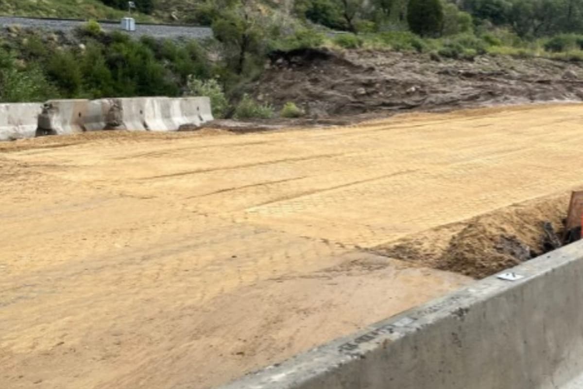 "Con la cantidad de agua que bajó y los escombros por las quemaduras del incendio de Bear en 2021, tuvimos flujos excesivos", infomó UDOT, sobre lo que originó el deslizamiento de tierra.