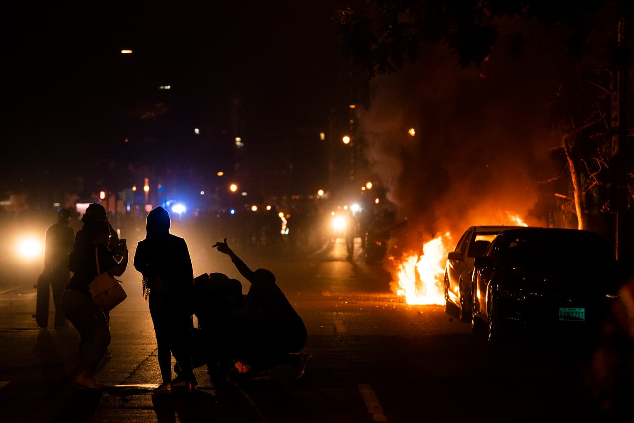 Hacia la noche arrecieron las acciones de grupos de manifestantes que apelaron a métodos violentos.