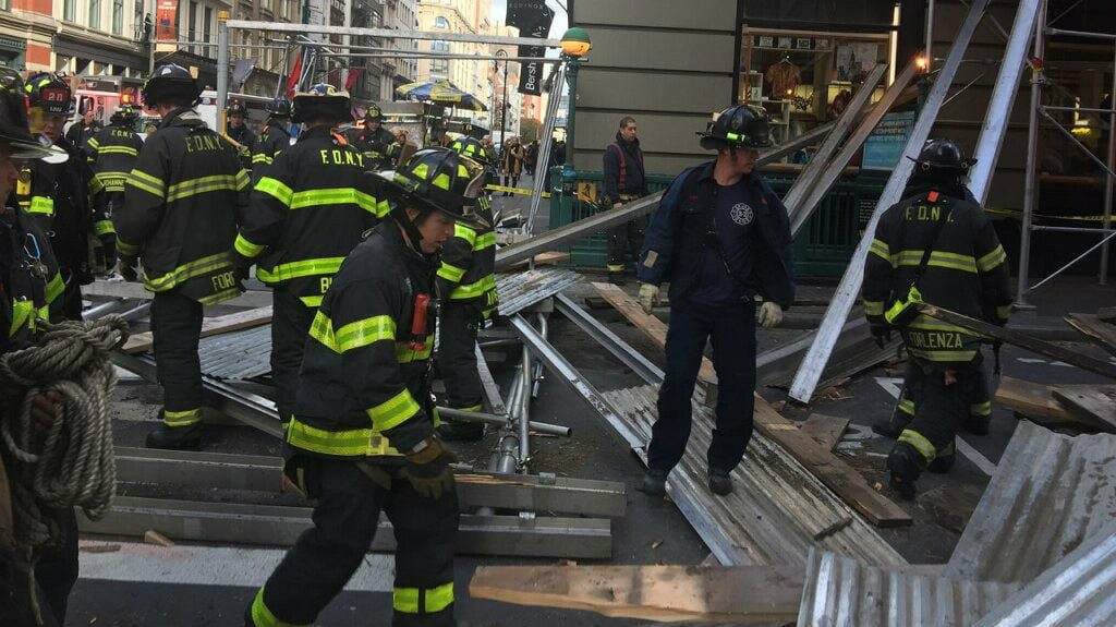 Las caídas más fatales ocurrieron de andamios (25%), seguido por
<br>escaleras (16%) y techos (11%).