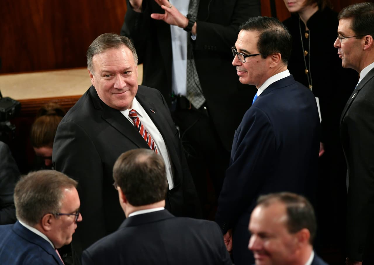 El Secretario de Estado Mike Pompeo, y otros miembros del gabinete, entraron unos minutos antes que el presidente.