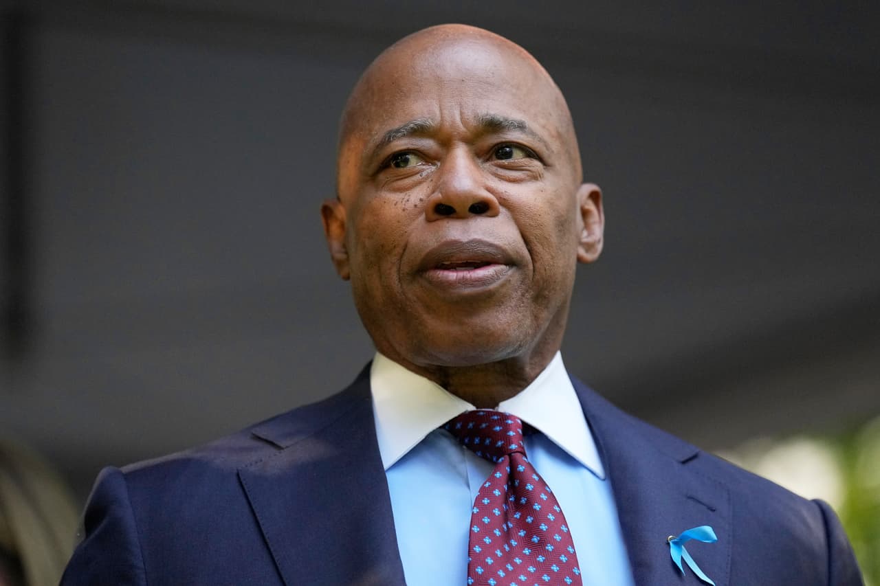 La salida de Adams reconfigura la contienda por la alcaldía. Mamdani parte con ventaja, Cuomo busca recuperar terreno y Sliwa apuesta por captar el voto conservador, con apenas cinco semanas para la elección.