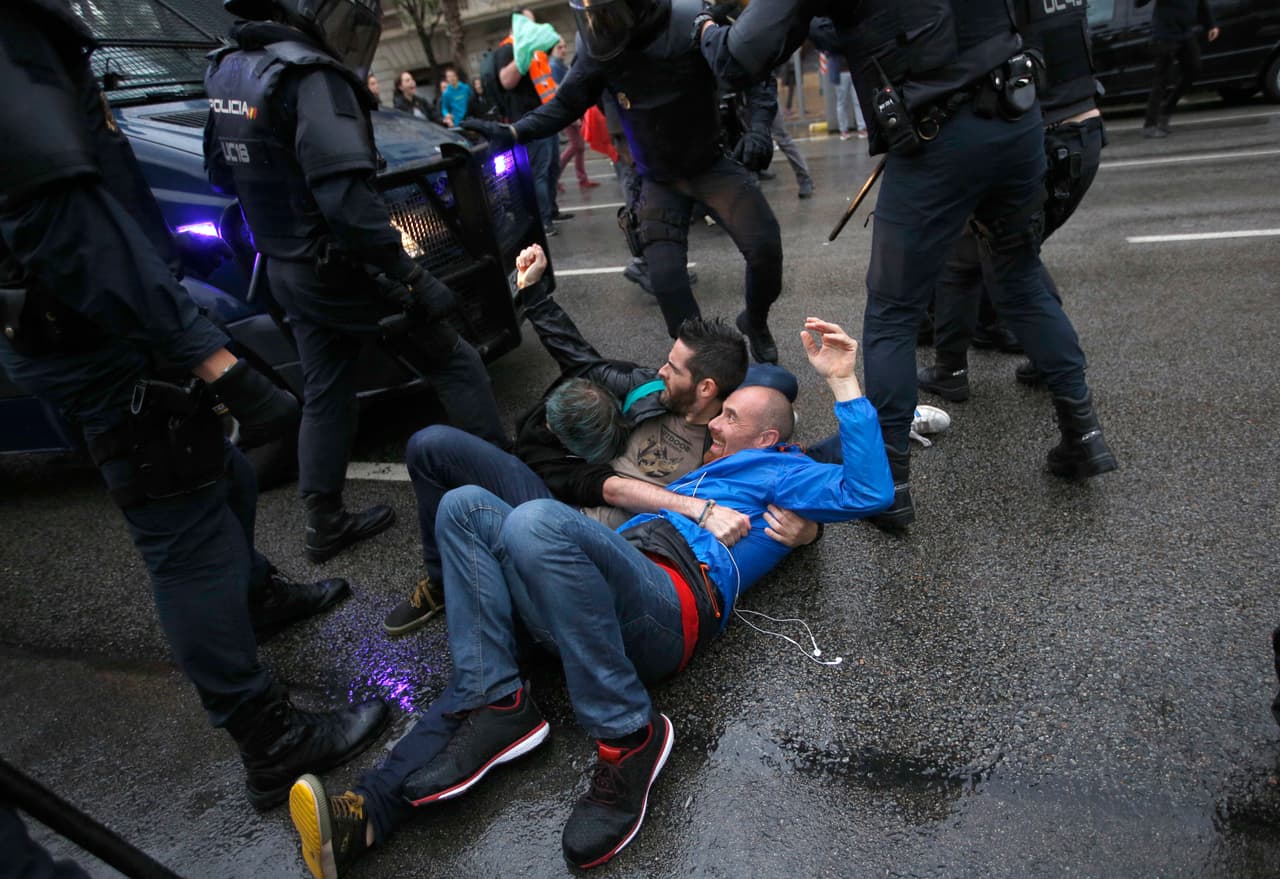 Estos videos dan cuenta de la violencia durante el referéndum en Cataluña