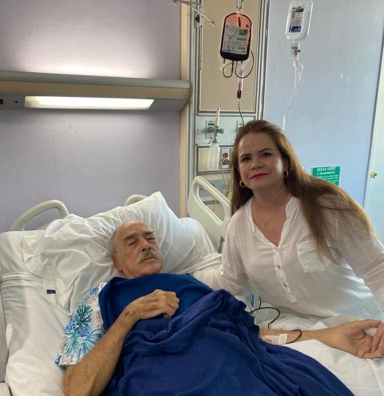 El legendario actor de 81 años fue llevado de emergencia al hospital y actualmente está en recuperación en casa de su esposa en Acapulco.
<br>
