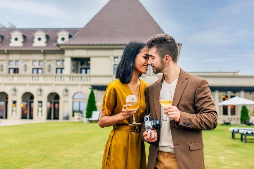 <b>Braselton</b>. No se puede visitas Braselton sin ir al Chateau Elan Winery & Resort, un castillo rodeado de ondulantes viñedos que evocan la campiña francesa. Disfruta de un spa estilo europeo, un campo de golf de campeonato, al buen vino y la comida, y a la relajación en el lujo.
<br>
<br>
<b><a href="https://goo.gl/maps/cLe7rXw3Kgxde86t7">Cómo llegar</a></b>