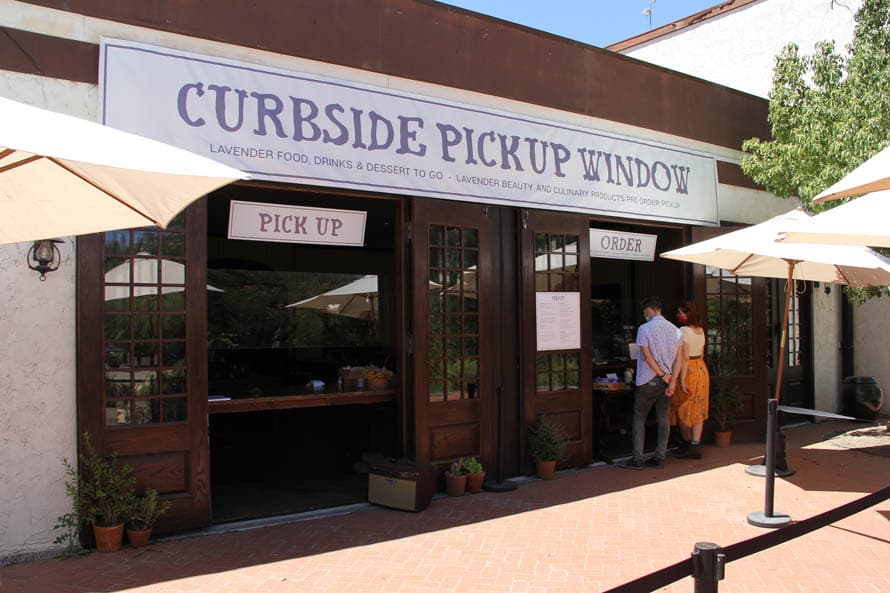 El restaurante de la granja tiene un menú basado en lavanda y la verdad que no te arrepentirás de degustar sus opciones. Sin embargo, debes considerar que, por el coronavirus, el local está cerrado, así que solo podrás comprar para llevar o comer en los espacios afuera.
