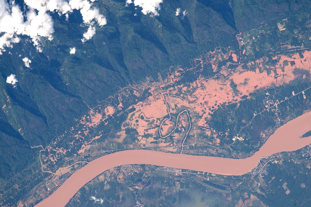 Esta imagen detallada del río Mekong en la frontera entre Tailandia y Laos. La imagen muestra no solo carreteras y edificios con gran detalle (en una zona a unos 60 km al noreste de la capital, Vientiane), sino también evidencia de inundaciones.