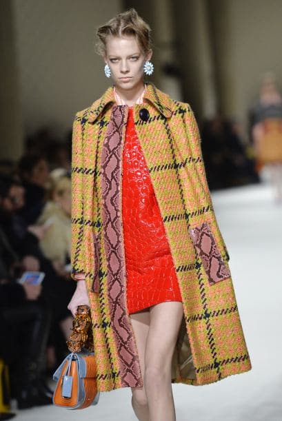 Este vestido de cuero luce muy bien con la combinación del estampado del abrigo.