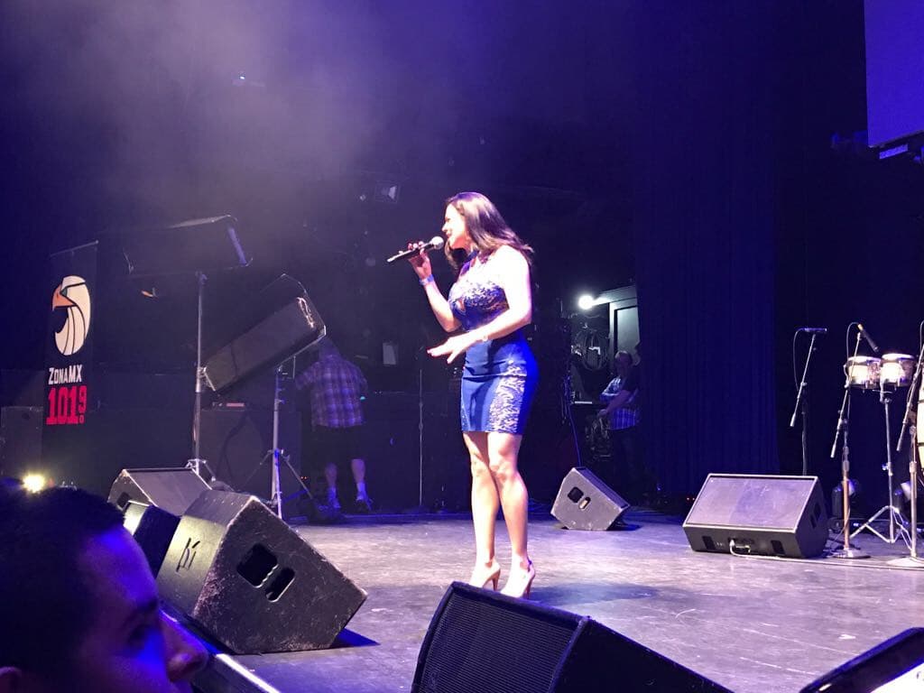 Carla Medrano presentó a la primera agrupación invitada de la noche,
<a href="https://www.facebook.com/LosDeLaNoria/"> 'Los De La Noria'</a>.