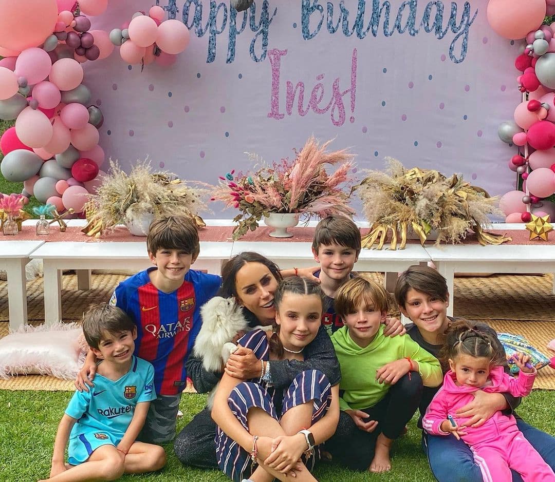 Esa cantidad corresponde al
<b> <a href="https://www.univision.com/famosos/ines-gomez-mont-esposo-acusa-delincuencia-organizada" target="_blank">supuesto desvío millonario de recursos públicos</a></b>
<a href="https://www.univision.com/famosos/ines-gomez-mont-esposo-acusa-delincuencia-organizada" target="_blank"> </a>que ella y su marido hicieron a través de empresas fantasma a las que se les otorgaron contratos emitidos desde la Secretaría de Gobernación (Segob) cuando era presidida por Miguel Ángel Osorio Chong durante el gobierno de Enrique Peña Nieto. 
<br>