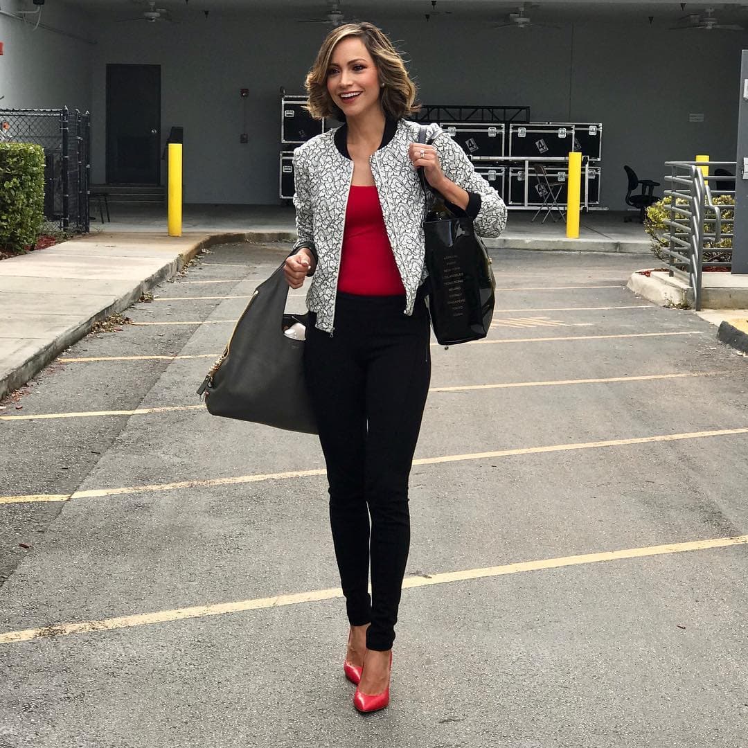 Nuestra conductora fuera del estudio viste a la moda y cómoda para realizar las actividades correspondientes a la maternidad.