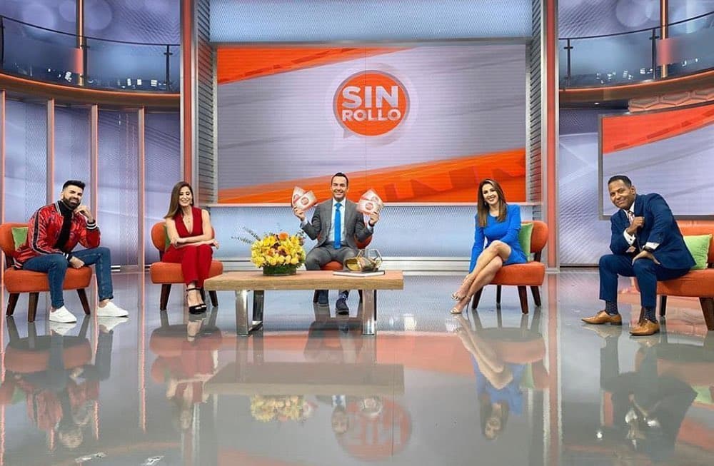 Nuestro Carlitos disfruta la vuelta de Sin Rollo, muy bien acompañado, y discutiendo controversiales temas de actualidad.