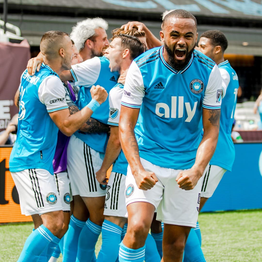 <b>Idea 5: Vean fútbol juntos. </b>El
<b><a href="https://www.charlottefootballclub.com/competitions/mls-regular-season/2022/matches/clbvsclt-06-18-2022/">Charlotte FC visita al Columbus Crew en la MLS</a></b> el sábado 18 a las 7:30pm y el juego sirve de excusa para verlo en un bar o en casa con comida de fuera.