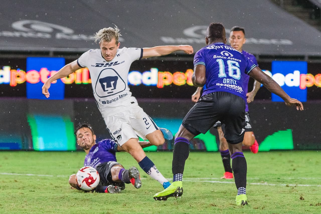 Disputa del balón entre Mazatlan FC contra Pumas de la UNAM.