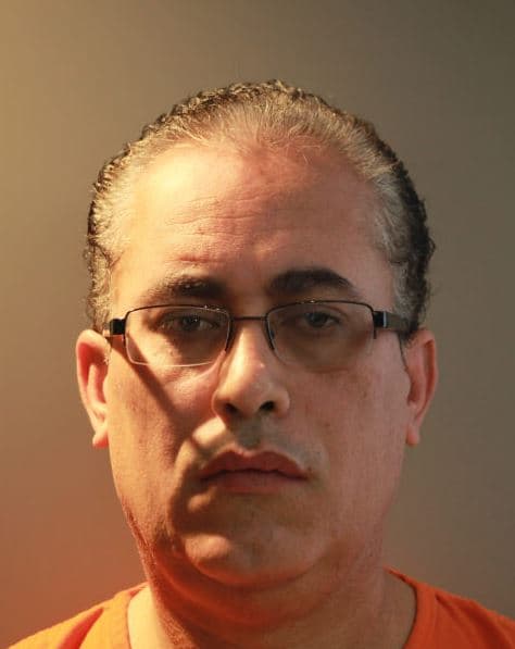 Arrestan a profesor por exponer contenido pornográfico homosexual en clase