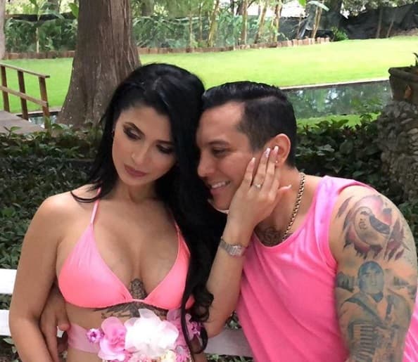 "Mis padres me pusieron mi primer moñito", dice al pie de esta imagen, la cuenta de Instagram de Gianna Luna.