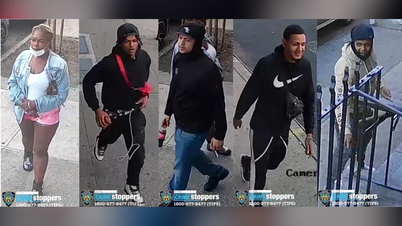 La policía de Nueva York cree que estos seis jóvenes quisieron robarle la bicicleta a un señor de 33 años y que, para hacerlo, lo atacaron lanzándole palos, botellas e instrumentos cortantes.
<br>
<br>