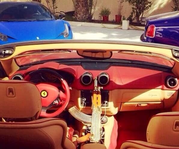 Foto de autos exóticos y un rifle AK-47 publicada por el narcotraficante Iván Archivaldo Guzmán Salazar.