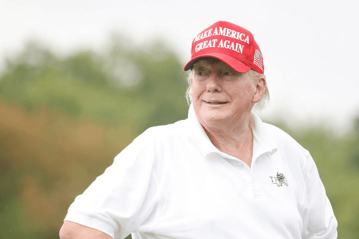 "Esto es información secreta, mira": qué revela el audio en el que Trump enseña un documento clasificado