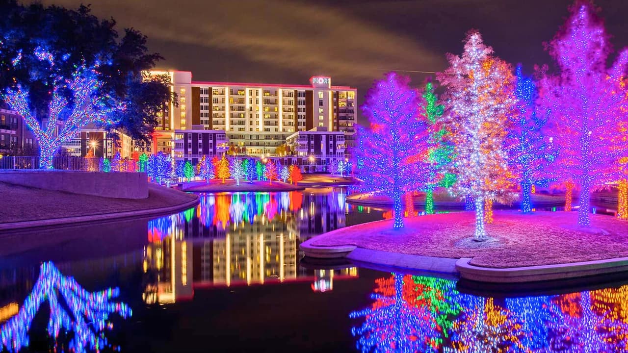 <h3 class="cms-H3-H3">Vitruvian Park</h3>
<br>🌟 Pasea por los 12 acres del parque y admira más de 550 árboles envueltos en 1.5 millones de luces LED. La senda del parque pasa por superficies de agua que reflejan las luces de los árboles, creando un ambiente mágico.
<br>📆 
<b>Fecha: </b>Del 23 de noviembre al 1 de enero.
<br>⏰ 
<b>Horario: </b>Abierto todas las noches de 5 a 11 p.m.
<br>📍 
<b>Ubicación: </b>
<a href="https://maps.app.goo.gl/T8DwEEn8Csyp5oiQ8" target="_blank">3966 Vitruvian Way, Addison</a>
<br>
<a href="https://www.vitruvianlights.com">vitruvianlights.com</a>