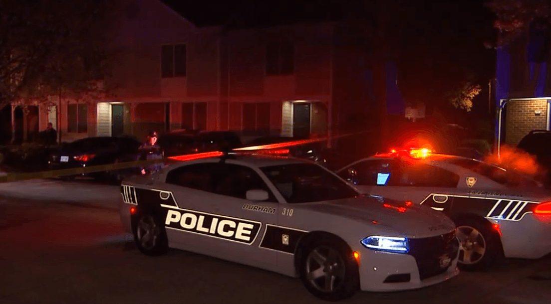 Policía de Durham acude al reporte de un tiroteo en Durham esta madrugada, donde un hombre resulta muerto.