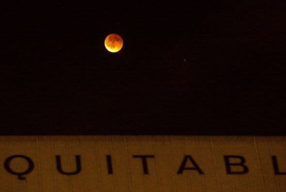 También en California se pudo apreciar la “luna sangrienta”.