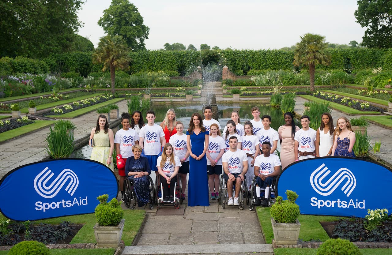 Y, por supuesto, se sacó la foto del recuerdo con todos ellos.