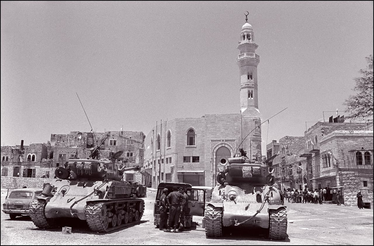 <b>Dos tanques israelíes Super-Sherman</b>, fabricados en Estados Unidos, patrullan Jerusalén Oriental, hasta entonces en poder de Jordania. 10 de junio de 1967.