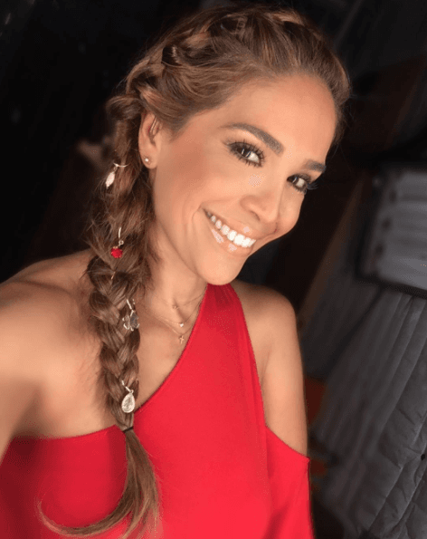 Las trenzas de lado o "side braid" lucen bien en cualquier cabello y puedes complementarla con unos aros que están muy a la moda.