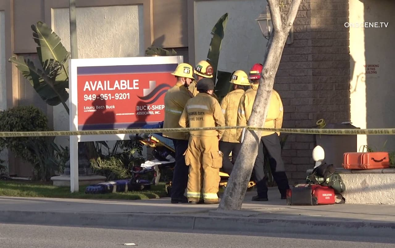 Según el reporte, el sospechoso 
<b>bloqueó el acceso cerrando las puertas del complejo con candados para bicicletas</b> y estaba armado con una pistola semiautomática, así como con gas pimienta y esposas.