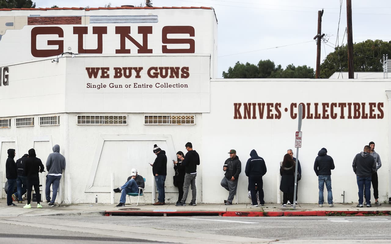 Un grupo de personas hace fila delante de una tienda de armas en Culver City, California. La pandemia de coronavirus y las medidas tomadas por los gobiernos de diferentes países han sacado a los ciudadanos a comprar provisiones de comida, medicamentos, productos de higiene, pero también de bienes que no son de primera necesidad.