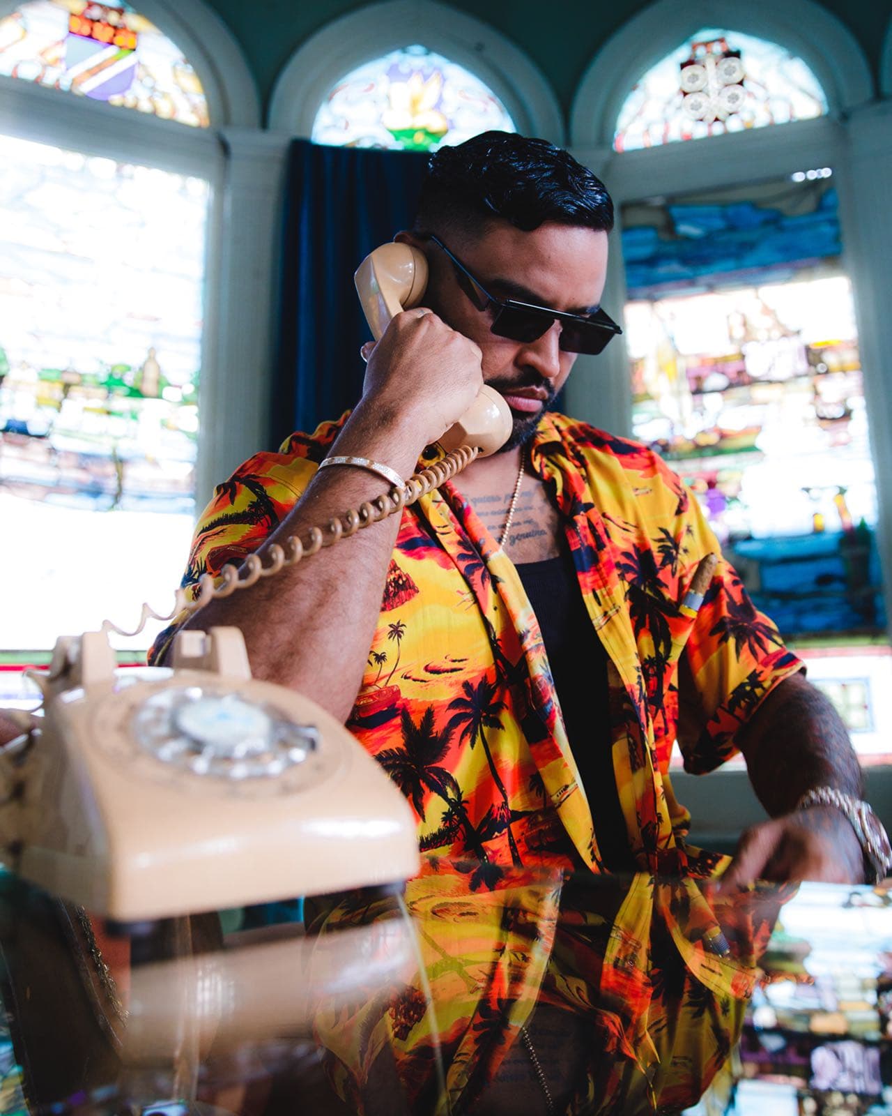 Como ya ha sido su costumbre, Zion & Lennox buscaron una historia de acción y aventura para vestir sus contagiosas canciones y el tema 'Hola' no ha sido la excepción.