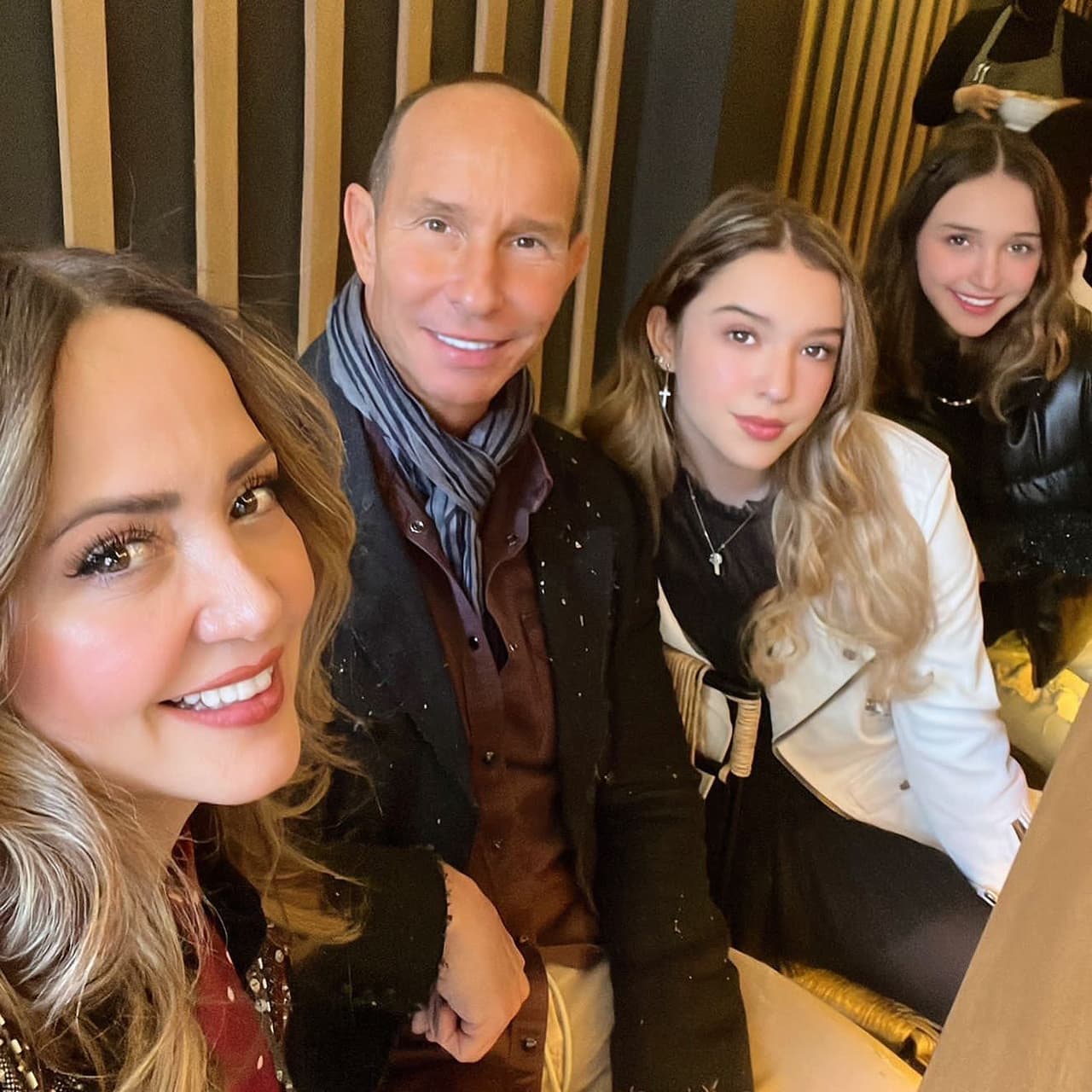 Sobre los rumores que aseveran que tiene una relación abierta con Rubín, 
<a href="https://www.univision.com/famosos/andrea-legarreta-hijas-trabajan-por-amor-no-por-necesidad-fotos">la mamá de Mía y Nina</a> dejó claro que no es así, esto debido a sus creencias personales y a que “no le late”. 
<br>