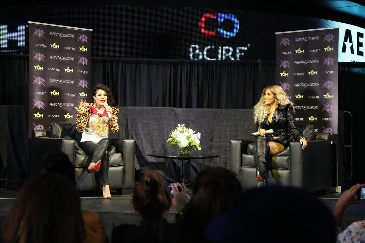 Alejandra Guzmán y Gloria Trevi respondieron a las preguntas de los medios que se dieron cita en la ciudad angelina para platicar acerca de su gira 'Versus'.