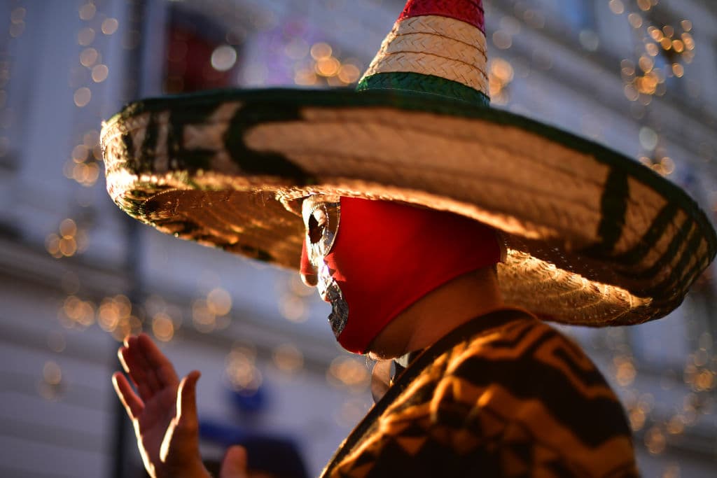 La fiesta mexicana tomó las calles de Moscú y con máscaras, banderas, sombreros y todo aquello que caracteriza a la afición Tricolor, causaron furor y contagiaron con su entusiasmo.