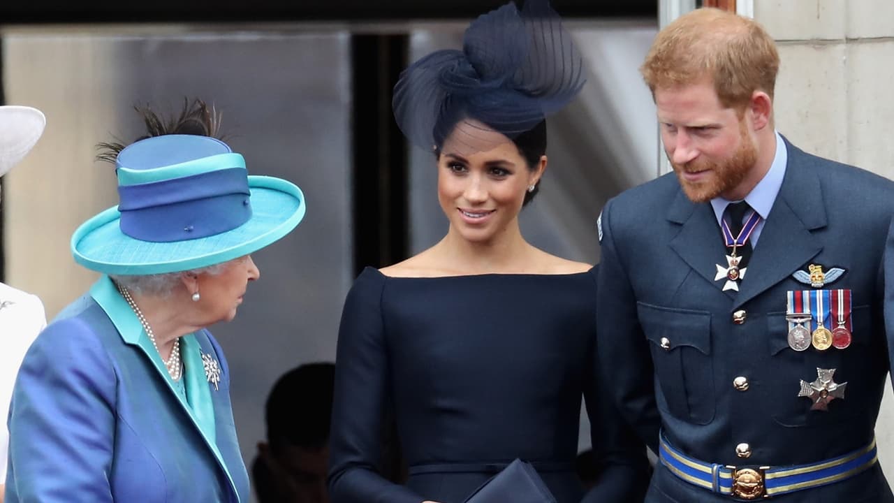 El palacio de Buckingham reaccionó al sorpresivo anuncio hecho por Meghan Markle y el príncipe Harry de
<b><a href="https://www.univision.com/famosos/es-oficial-el-principe-harry-y-meghan-markle-se-apartan-de-la-casa-real-britanica-fotos">apartarse de la casa real</a></b> británica.