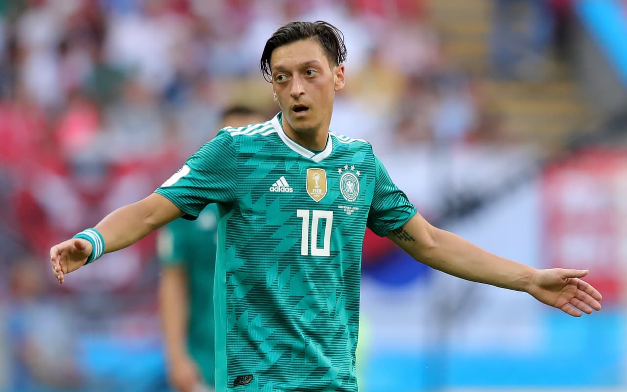 Mesut Özil se encaró con fanáticos alemanes tras quedar eliminados
