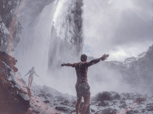 Una de las aventuras que compartió la familia Ochmann Derbez fue estar detrás de una cascada.