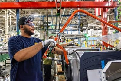 Los latinos generan más de 1 billón para la economía de California y aceleran el crecimiento del estado