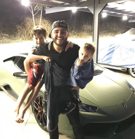 Gerardo Ortiz feliz con su familia.
