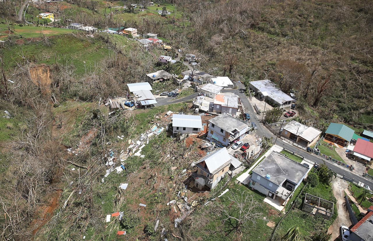 El panorama en Corozal: Casas dañadas y árboles caídos a lo largo de las autopistas.