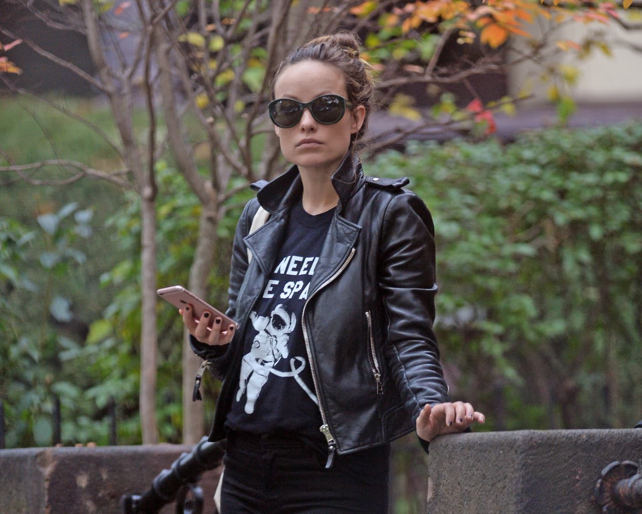 Así luce Olivia Wilde a un mes de dar a luz a su bebé: chaqueta de cuero y skinny jeans.