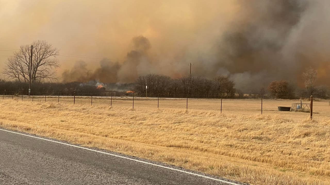 Una de 
<b>las primeras barreras </b>de incendios 
<b>en los pueblos de Eastland </b>comenzó la tarde del jueves, según reportes del Servicio Forestal de Texas.